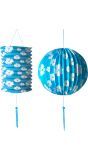 Blauwe papieren bal en lantaarn