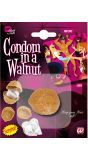 Walnoot met condooms erin