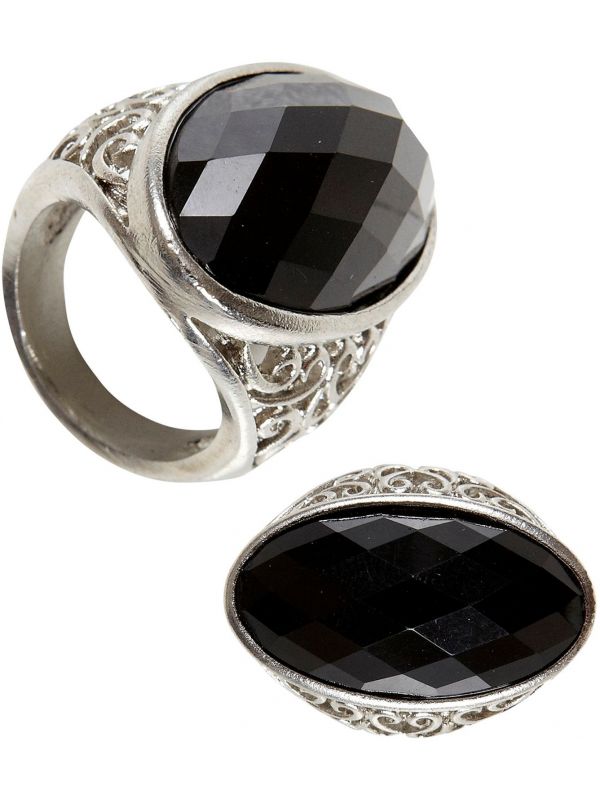 Gothic ring met zwarte stenen