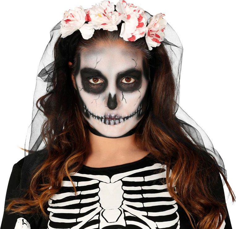 Witte Bloemen met Zwarte Sluier