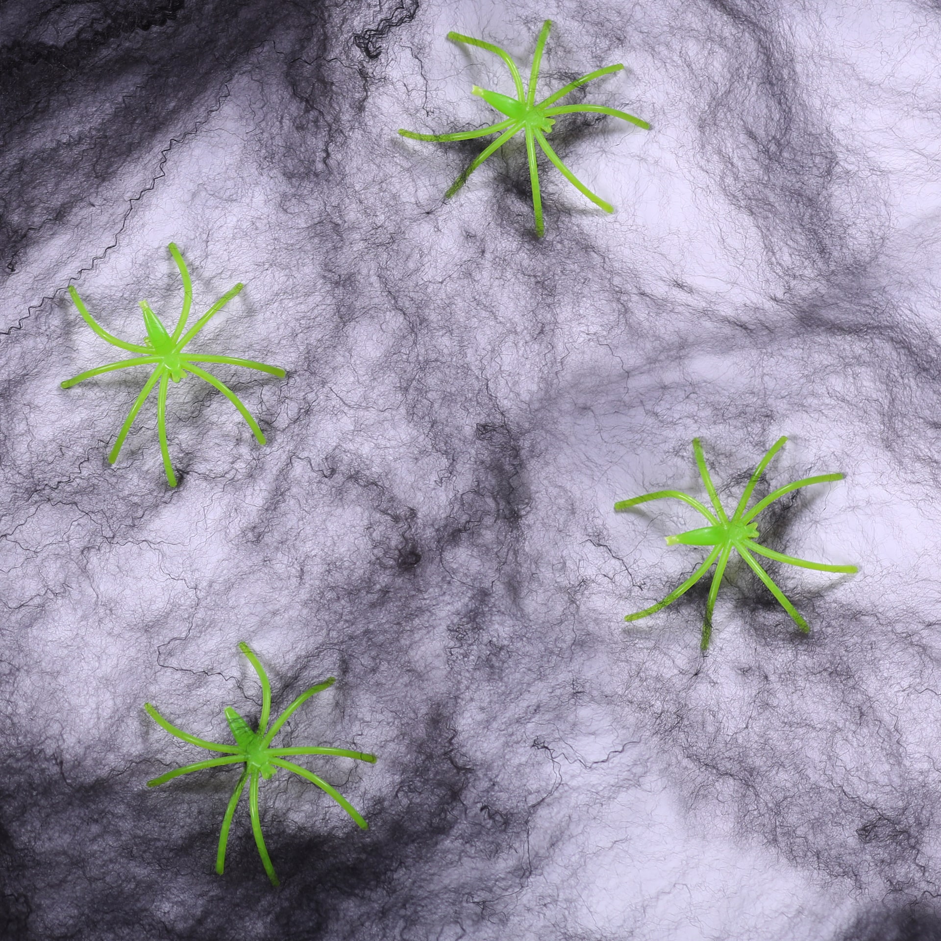 Zwart Spinnenweb 125 gram met 12 Nep Spinnen Halloween